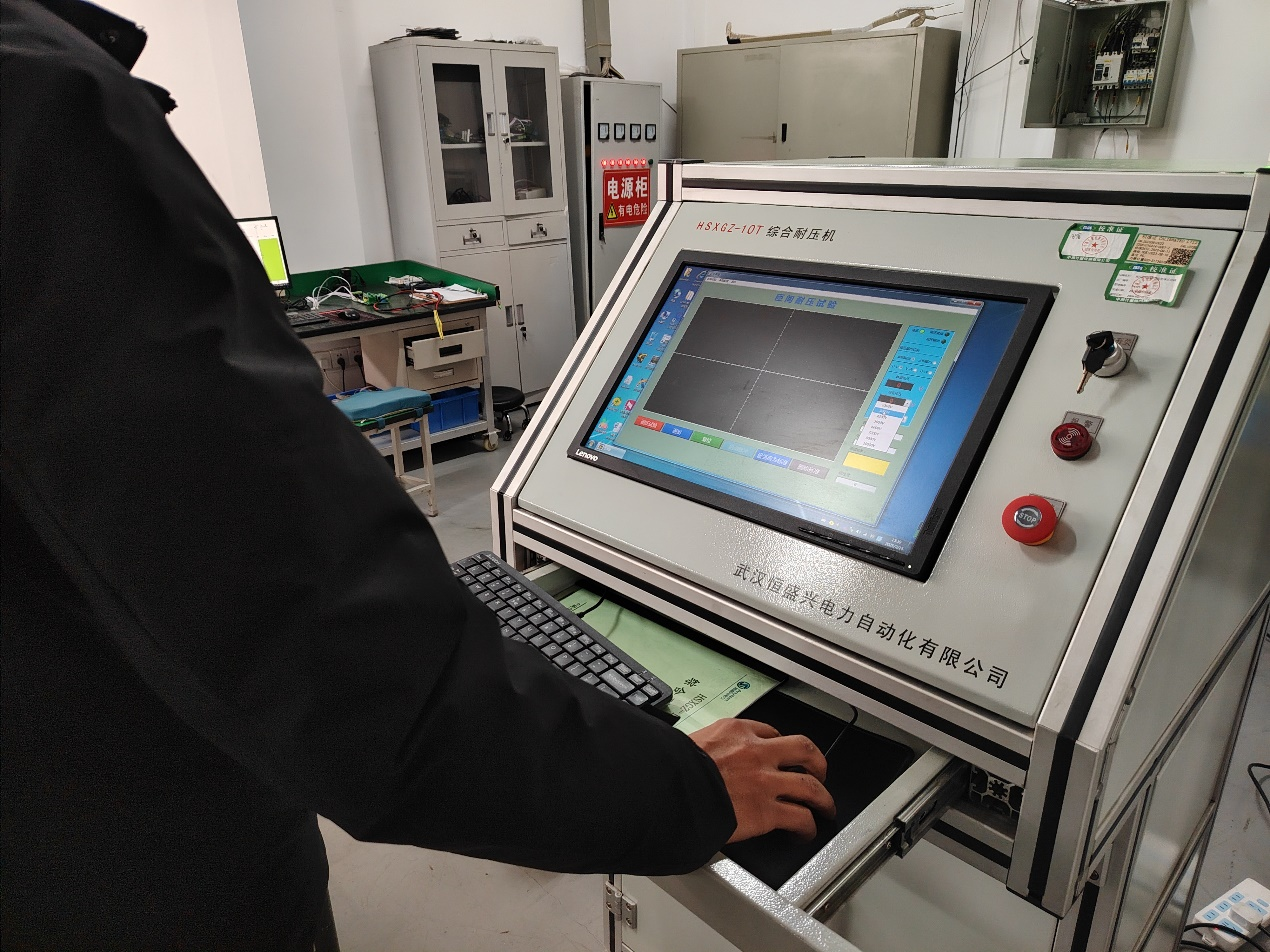 近日，技術(shù)專家蒞臨我司，對匝間耐壓試驗過程進行了專業(yè)指導(dǎo)